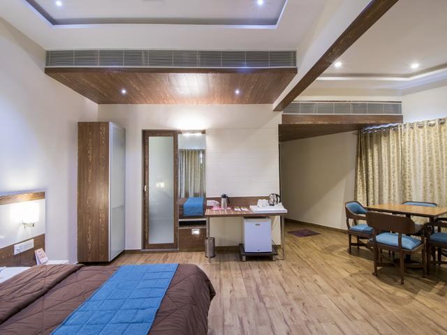 Hotel The Westend Ахмедабад Екстер'єр фото