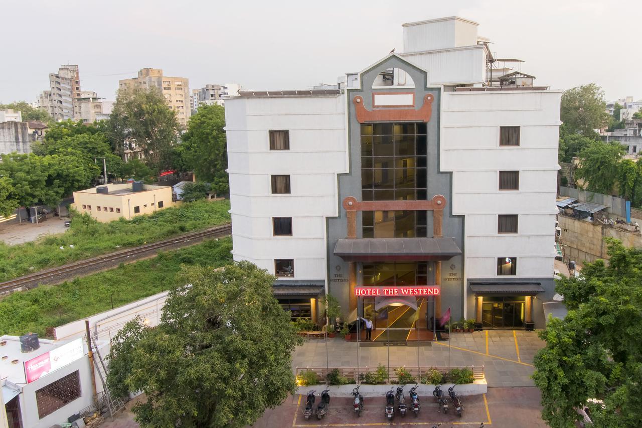 Hotel The Westend Ахмедабад Екстер'єр фото